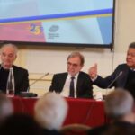 Leonel Fernández encabeza en Francia coloquio de Revolución de Abril