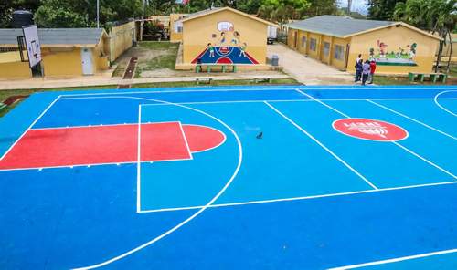 INEFI y los Dodgers remodelan canchas escolares en Guerra