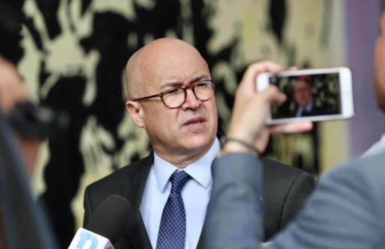 Domínguez Brito critica reunión con expresidentes