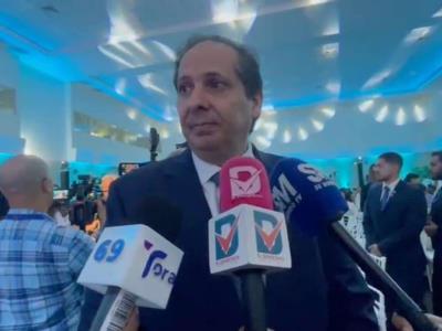 Víctor Atallah y otros funcionarios defienden política migratoria
