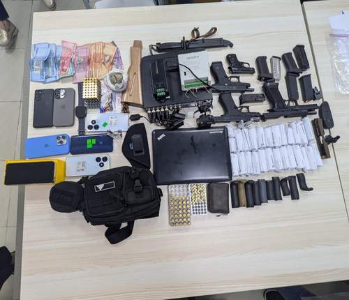 Autoridades ocupan armas de fuego, dinero, vehículos y otros objetos durante allanamiento por caso de contrabando internacional