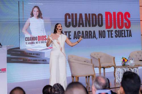 Escritora Priscila D’Oleo presenta su primer libro devocional: “Cuando Dios te agarra, no te suelta”