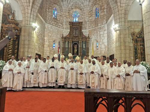 Iglesia celebra  Bodas de Plata de sacerdotes ordenados en el Año Jubilar 2000