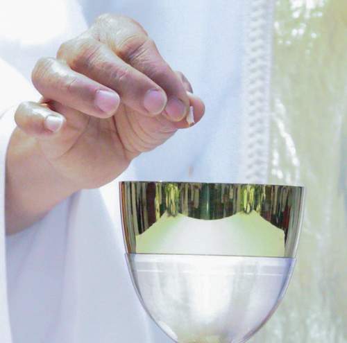 El gesto oculto que proclama la resurrección: el poderoso significado de la conmixtión en la Misa