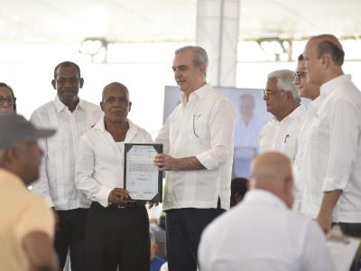 Abinader entrega 537 títulos de propiedad en La Yagüita del Pastor