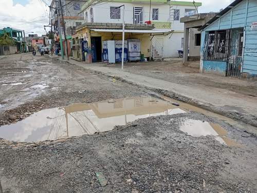 “Claman por asfalto”: Moradores de Monomojao en San Felipe de Villa Mella imploran a la  intervenir sus calles