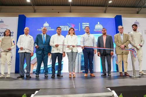 Vicepresidenta Raquel Peña, ministros Kelvin Cruz y Carlos Bonilla entregan el Pabellón de Esgrima en el Centro Olímpico.