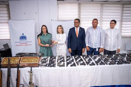 Ministerio de Interior y Policía recibe de Fiscal del Distrito Nacional 218 armas de fuego y 5,820 municiones