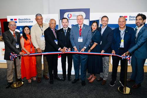 Cónsul José Santana participa en la feria de National Supermarket Association en New Jersey.