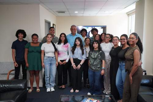 Entregan premios a estudiantes meritorios dominicanos seleccionados recientemente en Nueva York