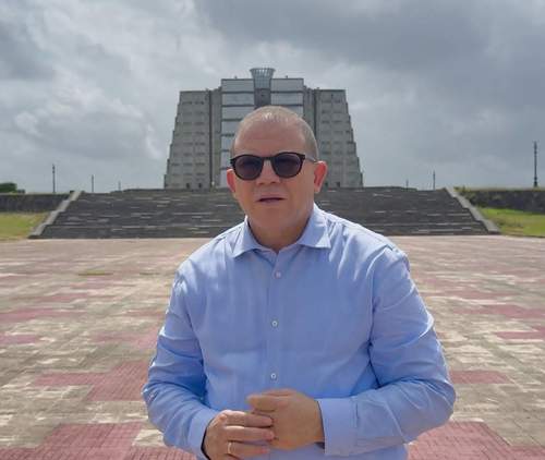 Rafael Castillo dona banderas al Faro a Colón para reemplazar pabellones rotos y sucios