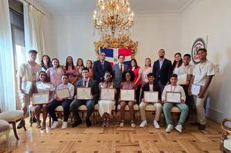 Embajada dominicana en España reconoce a estudiantes destacados con el Premio al Mérito Escolar 2025