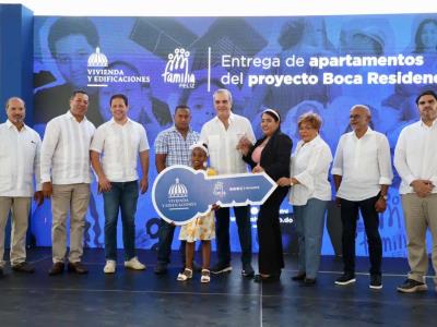 Abinader supervisa obra en SDE y entrega 72 apartamentos