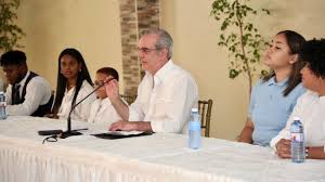 Abinader se reúne con 300 jóvenes de Azua