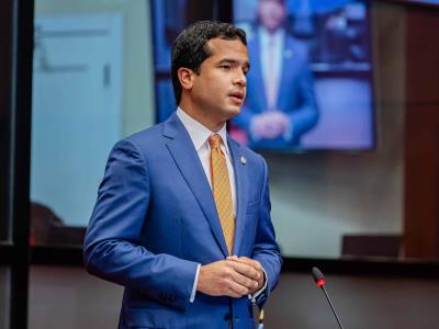 Senador Omar Fernández pide atención a falta de cupos en escuelas
