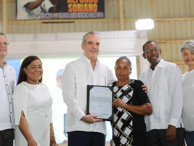Presidente Abinader celebra cumpleaños entregando títulos de propiedad