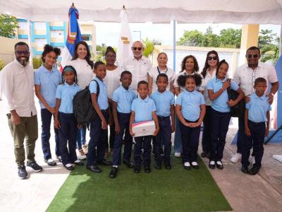 Gobierno en las provincias: llevan útiles y medicina a Boca Chica
