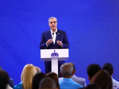 Abinader dice a funcionarios que tienen que hacer su trabajo