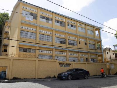 Abinader responde a Danilo Medina sobre tanda extendida y aulas