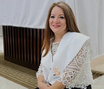 Esmirna Gómez recibe con alegría la designación episcopal del Padre Manuel Ruiz