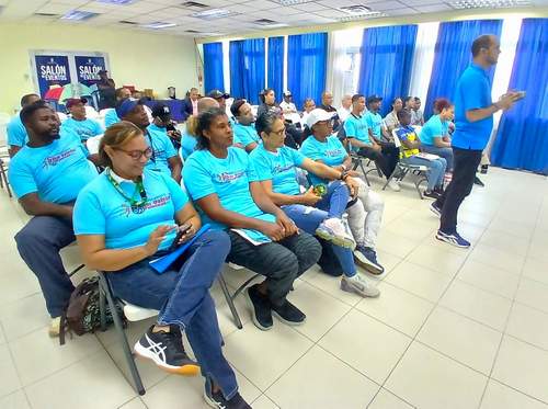 Imparten cursillo a entrenadores de equipos que participarán en el 5to Convivio Municipal de Mini Voleibol SDE 2025