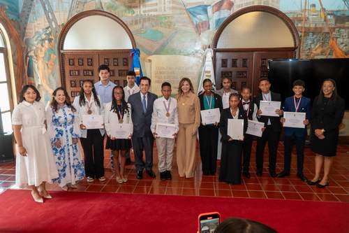Vicepresidenta Raquel Peña recibe a los estudiantes dominicanos residentes en España galardonados con el Premio al Mérito Escolar 2025