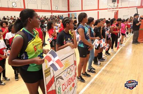 ¡Se calienta el Convivio de Mini Voleibol Femenino! 16 equipos buscan su pase a la semifinal por la Copa Seaboard en Santo Domingo Este