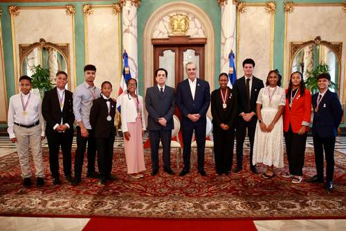 Presidente Abinader recibe a los estudiantes dominicanos residentes en España galardonados con el Premio al Mérito Escolar 2025