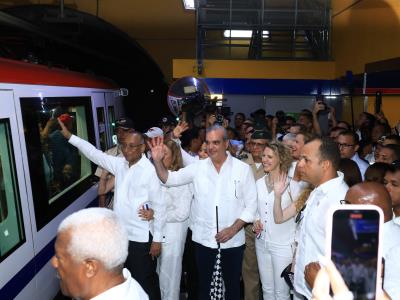 Luis Abinader entrega nuevos vagones del Metro de Santo Domingo
