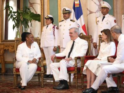 Siete embajadores presentan credenciales al presidente Abinader