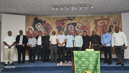 Sacerdotes y obispo electo celebran encuentro fraterno en la Casa Arquidiocesana María de la Altagracia