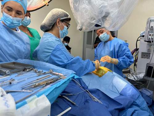 Doctora Raquel Guzmán realiza con éxito cirugía de implante coclear en niña de cuatro años