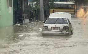 Aguaceros causan inundaciones y caos en principales avenidas de Santiago