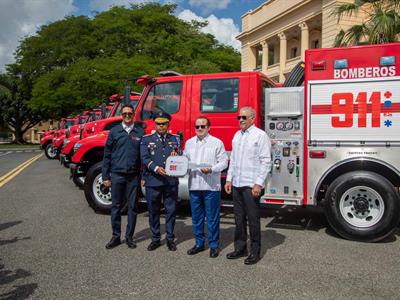 Gobierno entrega 12 camiones de bomberos para reforzar respuesta