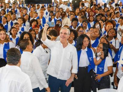 Abinader encabeza graduación del programa Oportunidad 14-24