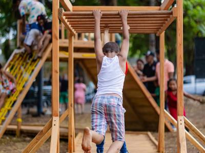 Omar Fernández entrega parque inclusivo para niños con discapacidad