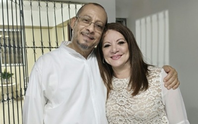 Esmirna Gómez felicita al Padre Tulio Cordero por un año más de vida