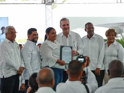 Abinader entrega 3,136 títulos de propiedad en Santo Domingo Oeste